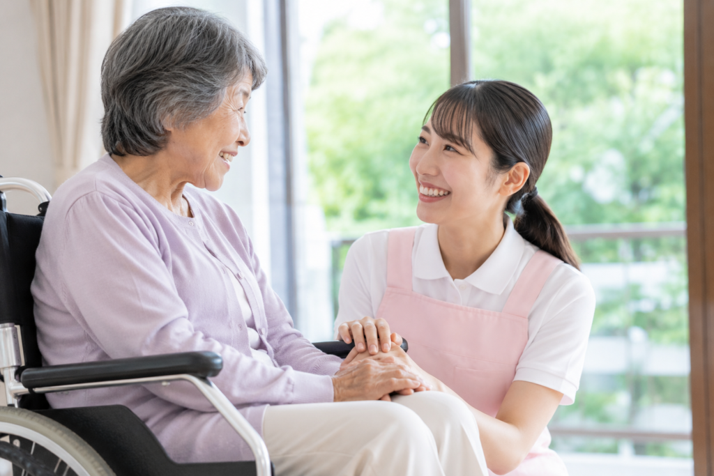 介護士と高齢女性
