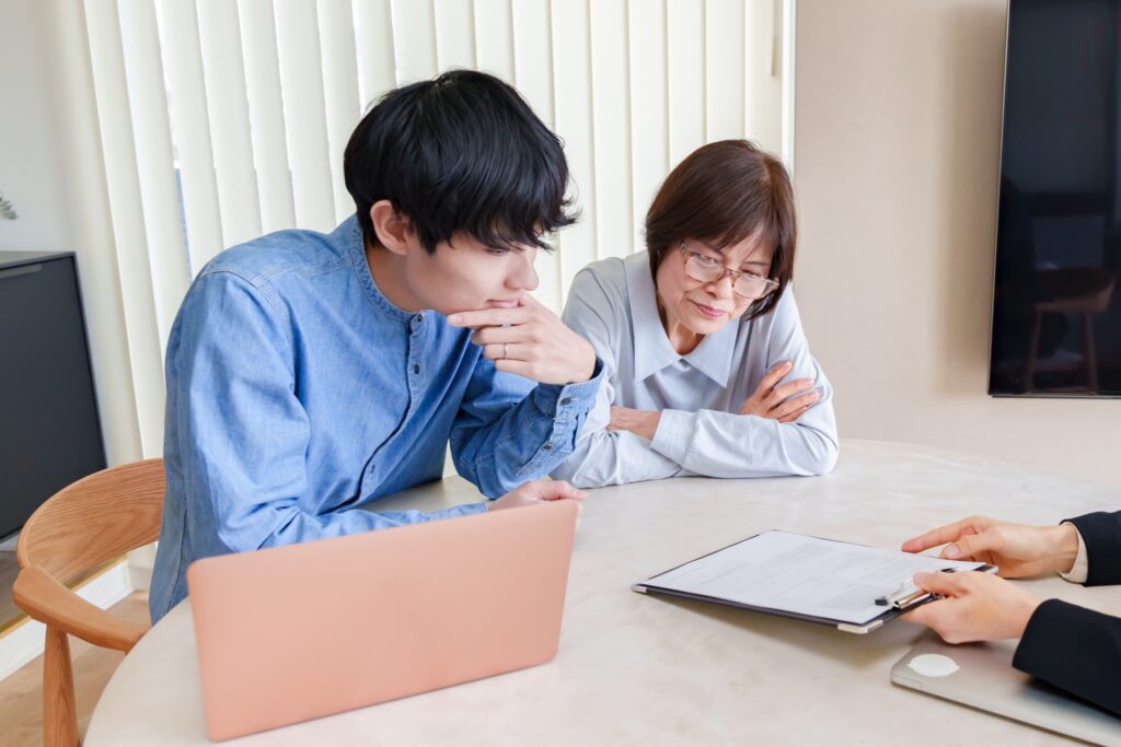 書類を見る親子