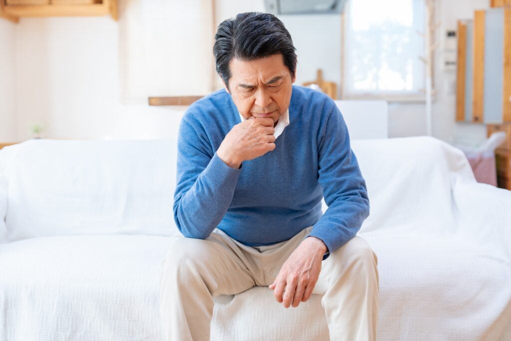 考えるシニア男性