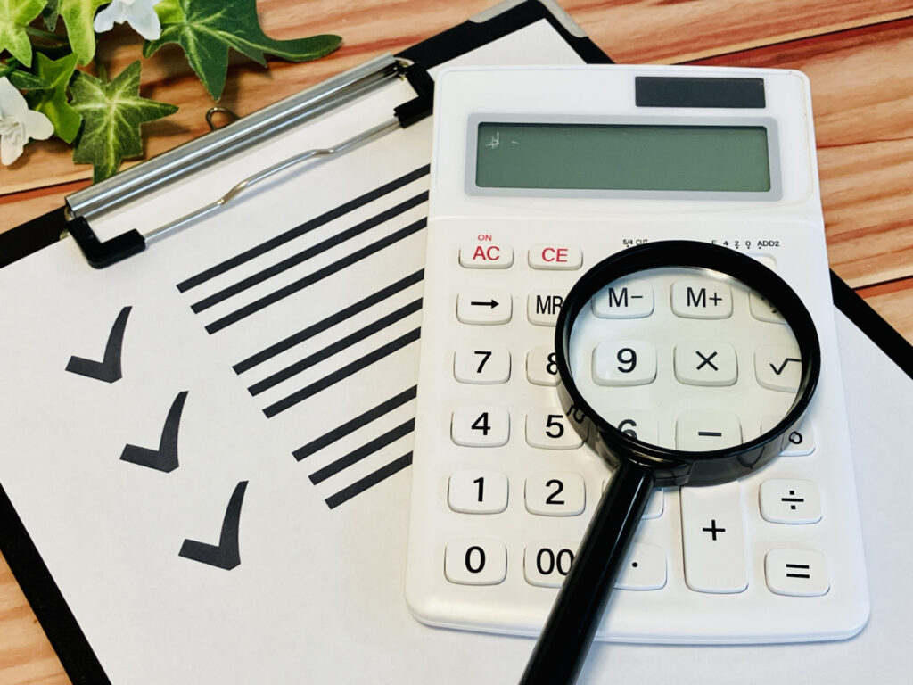3つチェックがついた書類